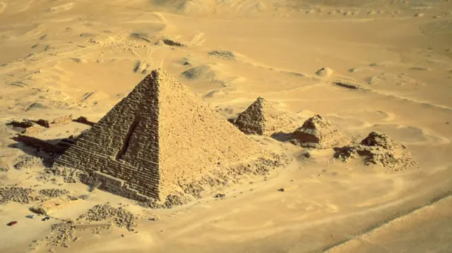 A picture of the pyramid complex of Kaur in Giza.